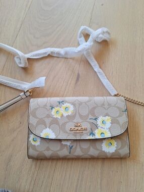 NWT Coach Gemma Clutch Crossbody In Signature Canvas With Daisy floral Print